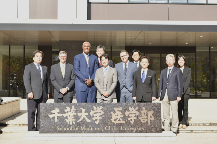 三木医学部長はじめ来訪者との記念写真